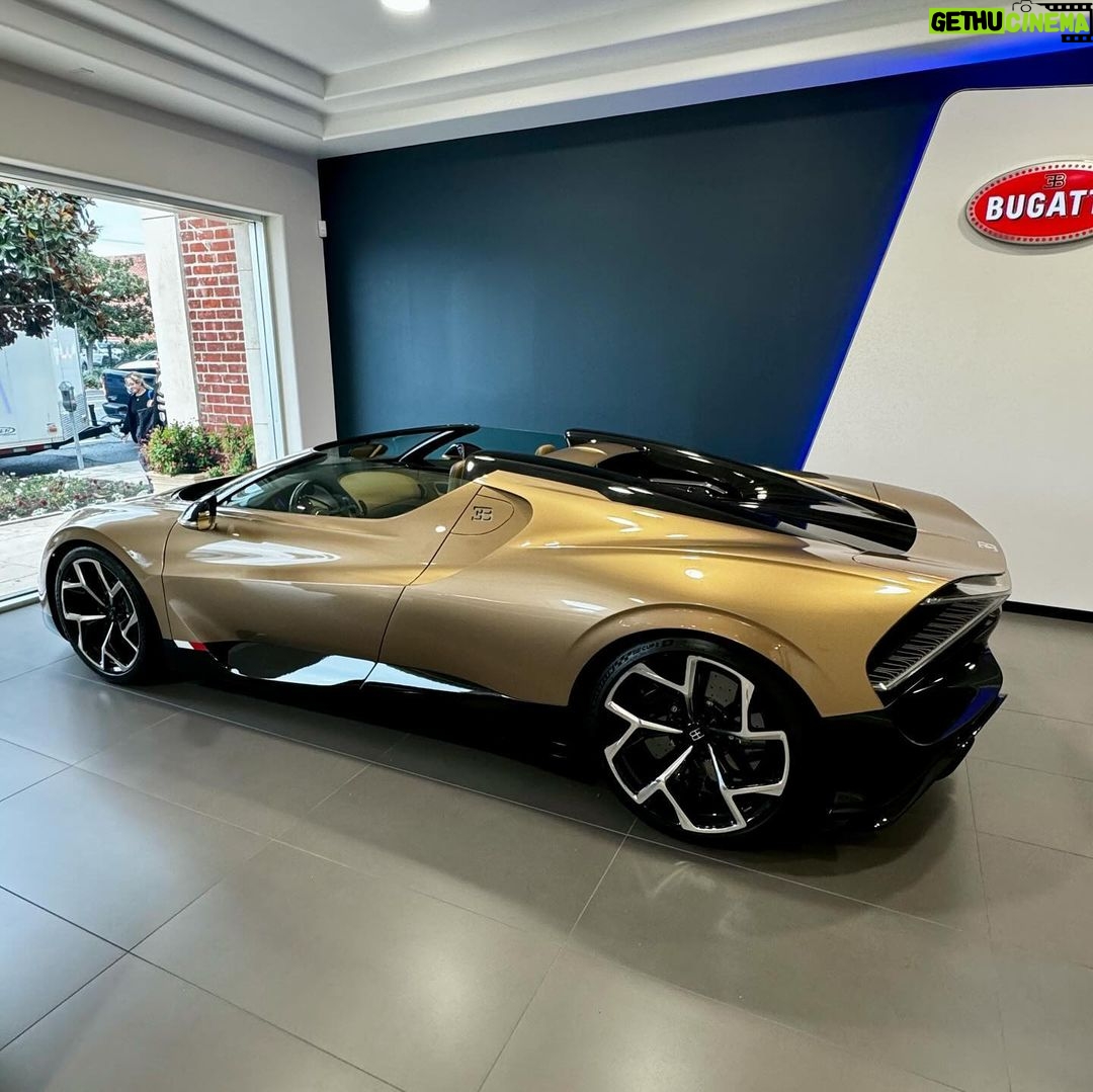Sadri Skander Instagram - De retour cher mon dealer préféré. Avec cette merveille cette fois ci ✨ • W16 • 1 500 ch !! 😵 • 420 km/h 😮💨 • 99 exemplaires • 6 millions d’euros • Livraison 2024 Powwwwwwwww 😵💫 Bugatti Mistral ✨ . #bugatti #mistral #bugattimistral Beverly Hills, California