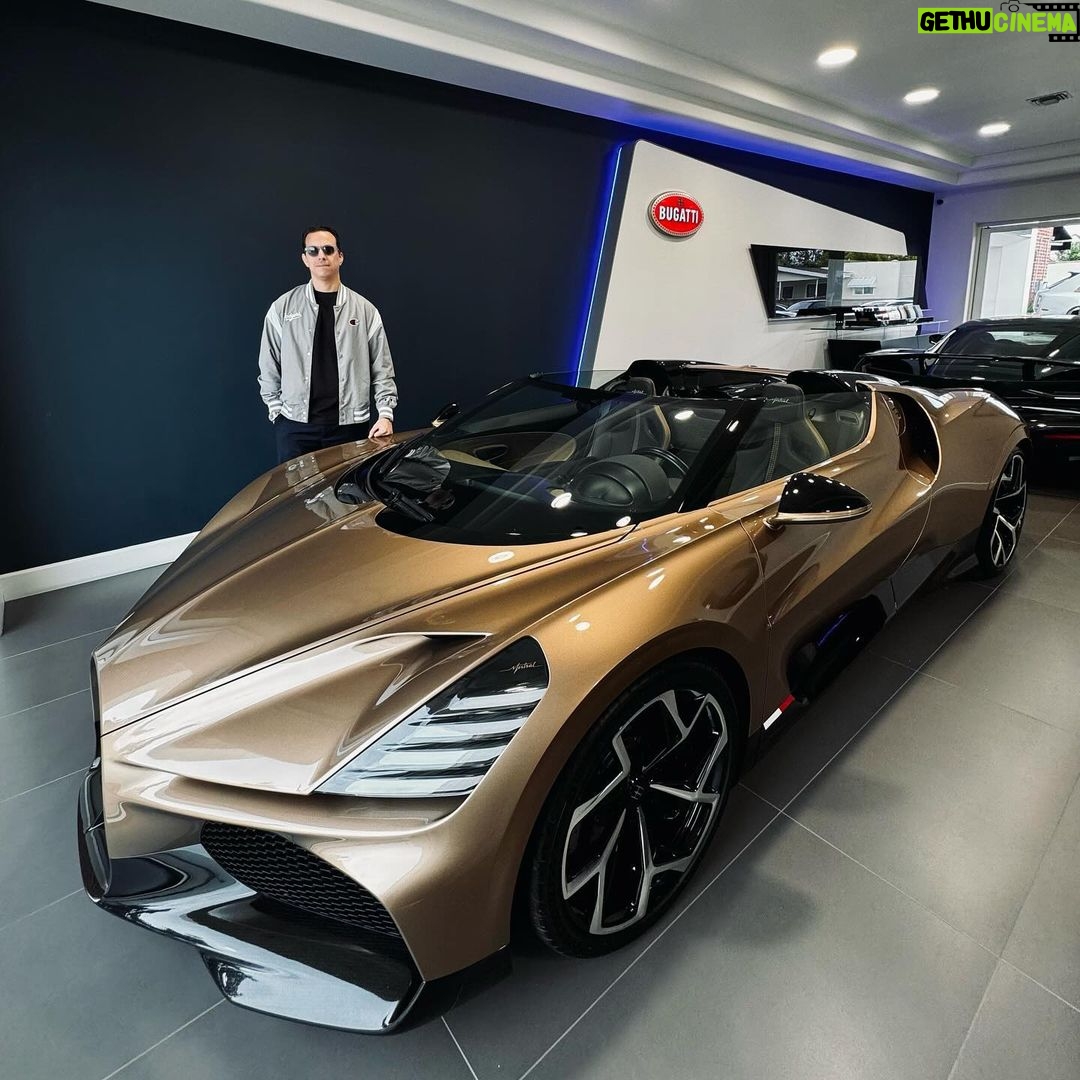 Sadri Skander Instagram - De retour cher mon dealer préféré. Avec cette merveille cette fois ci ✨ • W16 • 1 500 ch !! 😵 • 420 km/h 😮💨 • 99 exemplaires • 6 millions d’euros • Livraison 2024 Powwwwwwwww 😵💫 Bugatti Mistral ✨ . #bugatti #mistral #bugattimistral Beverly Hills, California