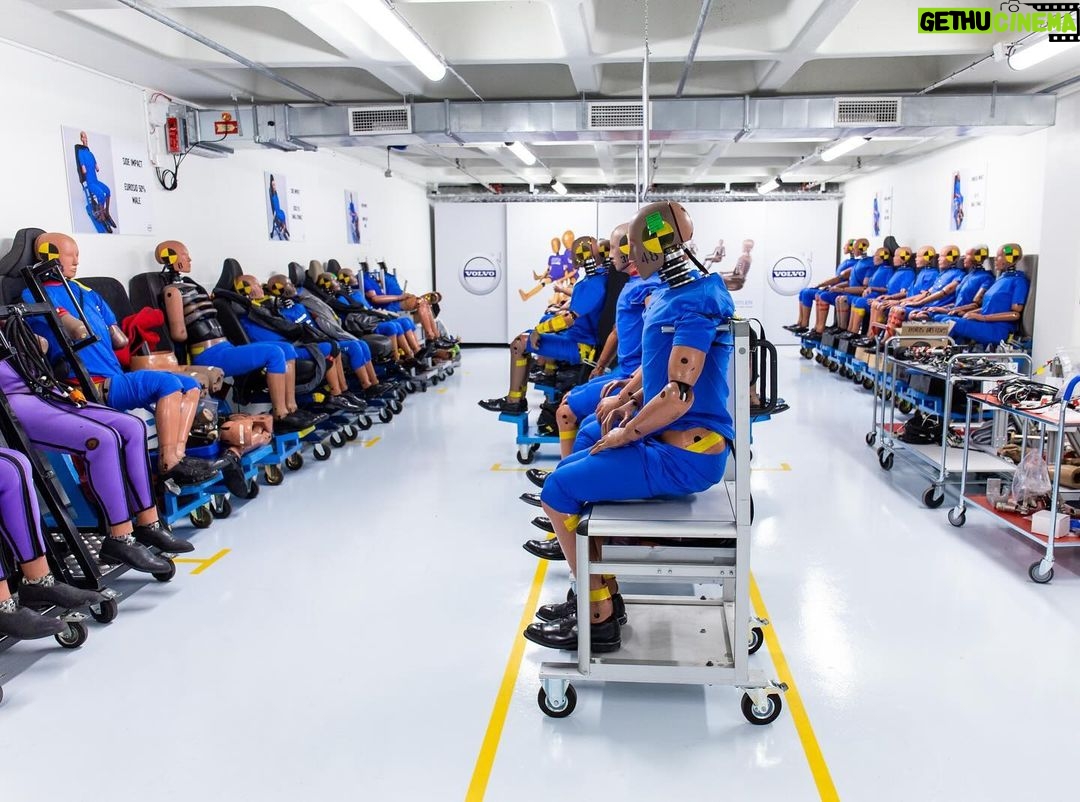 Sadri Skander Instagram - Vivre un crash test en live ✅ Un moment incroyable et unique, dans le fameux centre d’essai et sécurité Volvo, référence mondiale. Pour voir le nouveau Volvo EX90 (pas encore commercialisé), en phase de test sécurité par le constructeur suédois. Volvo Göteborg