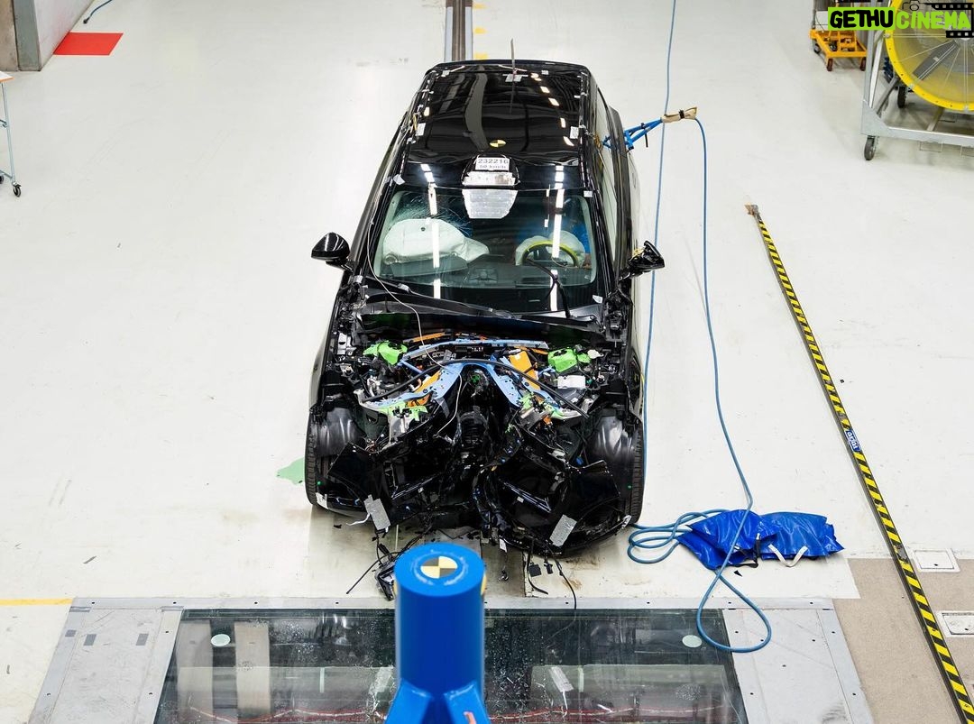 Sadri Skander Instagram - Vivre un crash test en live ✅ Un moment incroyable et unique, dans le fameux centre d’essai et sécurité Volvo, référence mondiale. Pour voir le nouveau Volvo EX90 (pas encore commercialisé), en phase de test sécurité par le constructeur suédois. Volvo Göteborg
