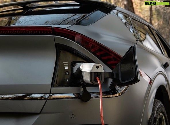 Sadri Skander Instagram - 🇹🇳 New EV6 GT Line, à partir de 225 000 DT, plusieurs motorisations de 170 à 585ch, finitions, 4x2 ou 4x4 Commercialisation prochaine. . #kia #ev6 #kiaev6 Tunisia