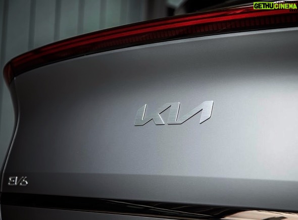 Sadri Skander Instagram - 🇹🇳 New EV6 GT Line, à partir de 225 000 DT, plusieurs motorisations de 170 à 585ch, finitions, 4x2 ou 4x4 Commercialisation prochaine. . #kia #ev6 #kiaev6 Tunisia