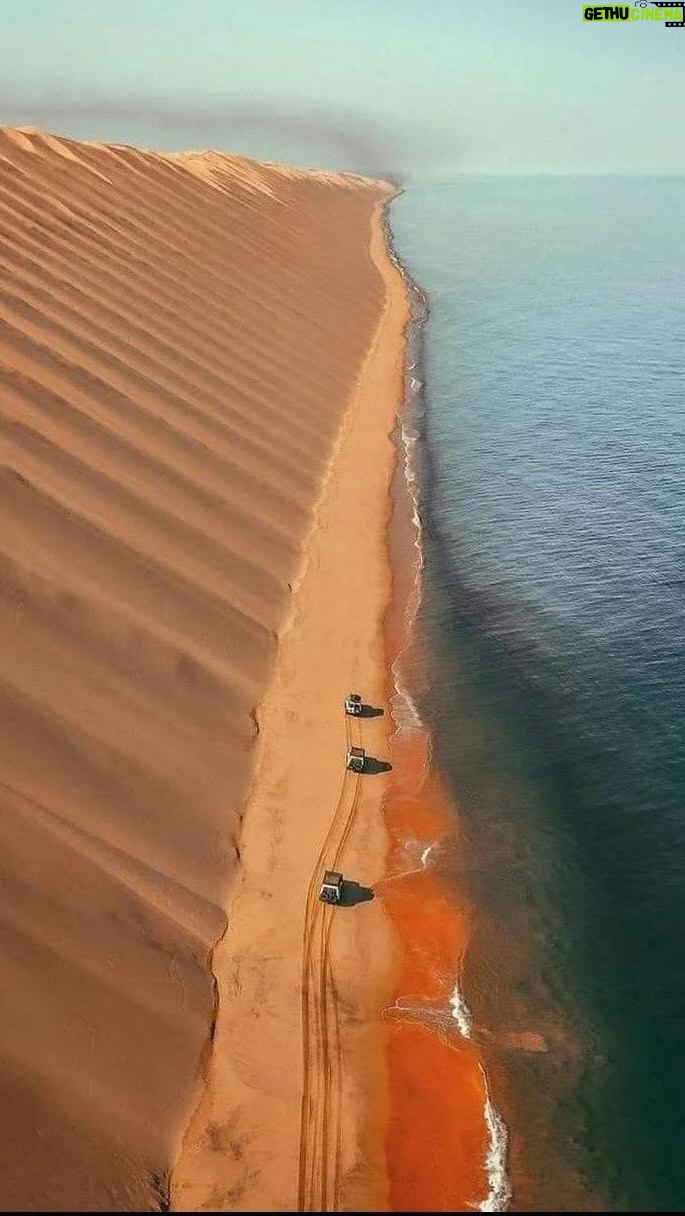 Sadri Skander Instagram - Quand le desert rencontre l’océan, paysage unique #namibiadesert #namibia Namibia Walvis Bay
