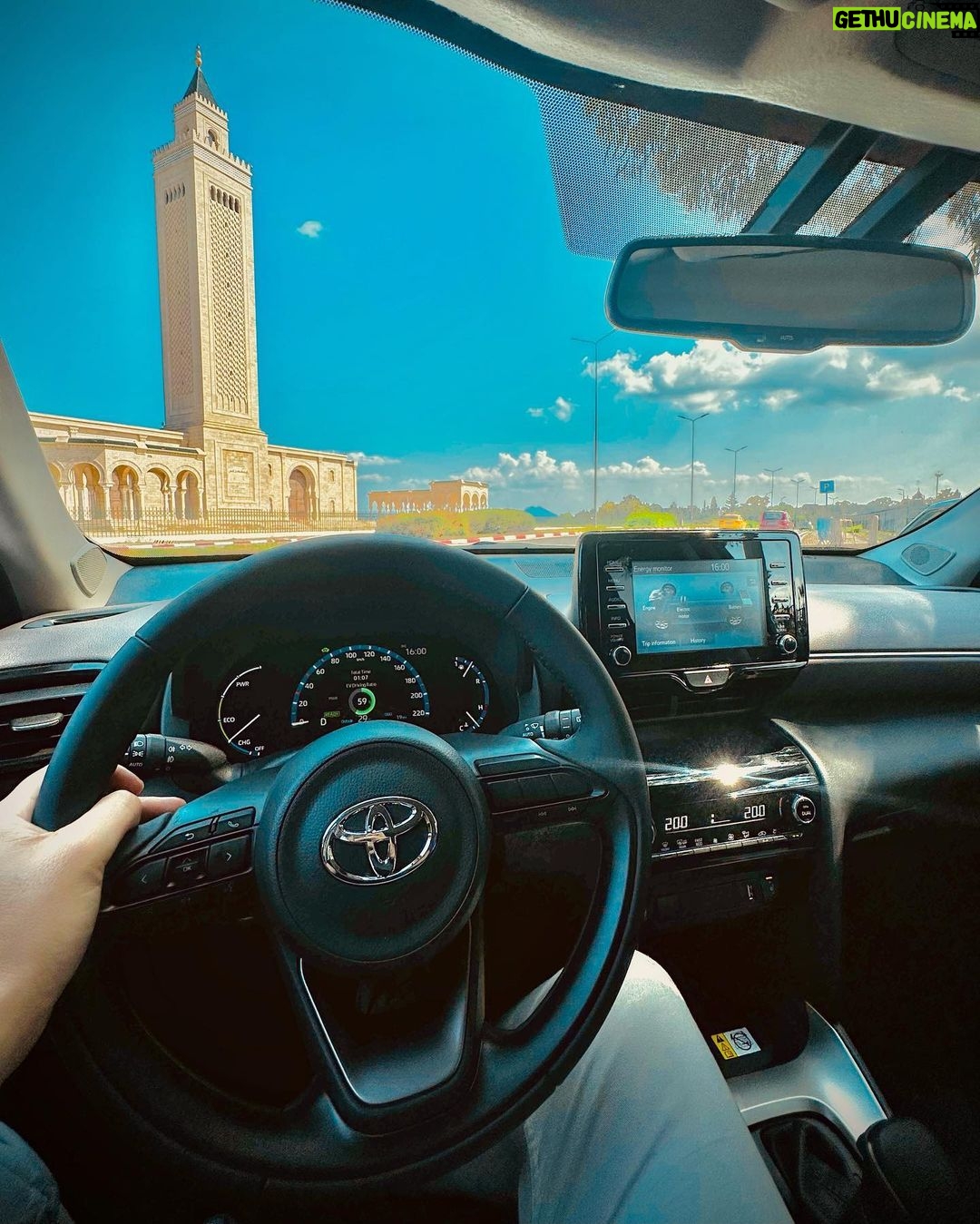 Sadri Skander Instagram - Nouveau Crossover sur le marché : Toyota Yaris Cross Hybrid ♻️ essayé dans notre très belle banlieue 🕌 💰 À partir de 121 900 DT Carthage, Tunis, Tunisia