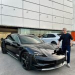 Sadri Skander Instagram - 🔥🔥🔥 Hier retour de l’été, l’occasion d’essayer chez @porsche_centre_tunis le Porsche Taycan Cross Turismo 4 et ses 476ch ⚡️⚡️⚡️ Full black, Full électrique. Mon modèle préféré chez Porsche (hors 911). Tunisia