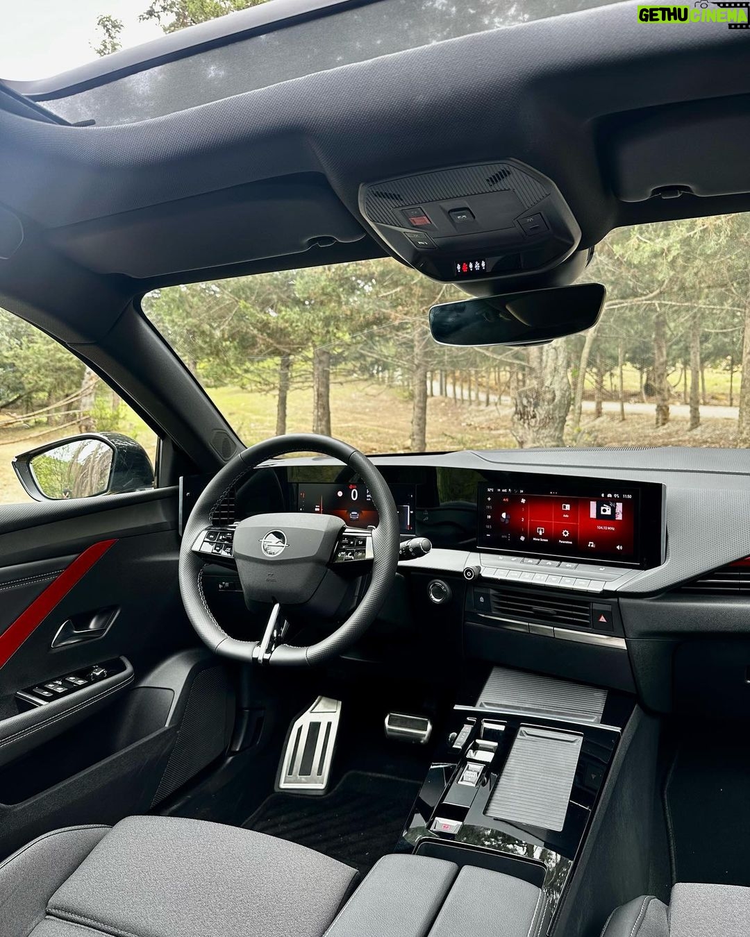 Sadri Skander Instagram - Après avoir fait son lancement, on a pu essayer aujourd’hui la toute nouvelle Astra ✨ Pour moi plus belle compact du marché, MAGNIFIQUE. Et très bon moteur de 130ch turbo. Prix: à partir de 107 900 DT full options, boite auto. @opel_tn . . #opel #opelastra #astra Tunisia