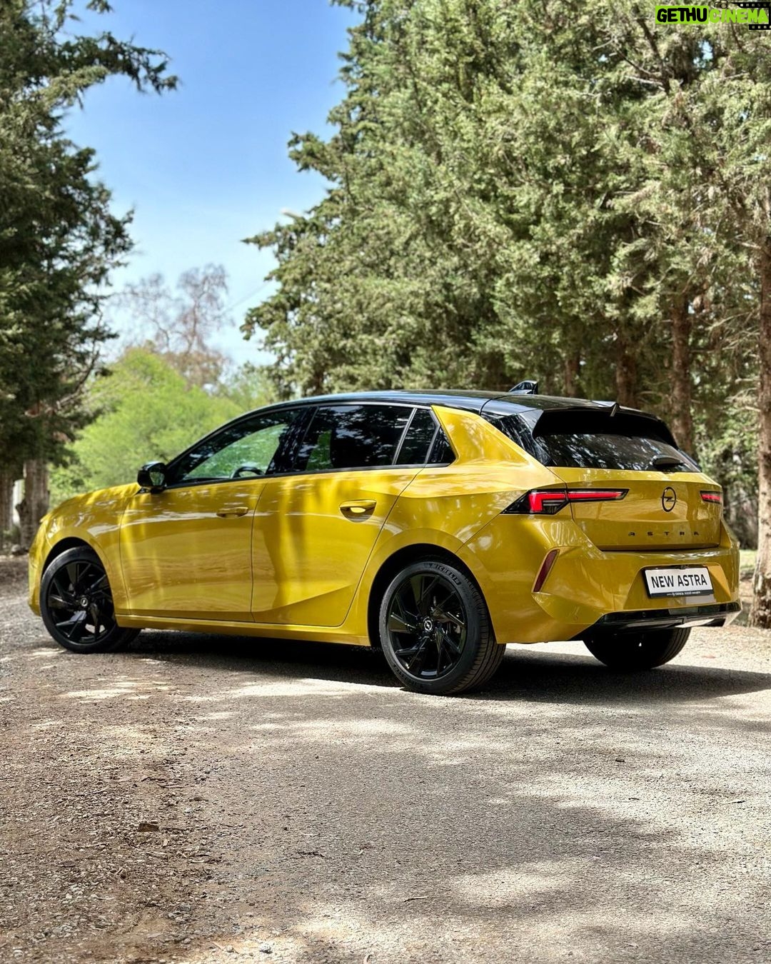 Sadri Skander Instagram - Après avoir fait son lancement, on a pu essayer aujourd’hui la toute nouvelle Astra ✨ Pour moi plus belle compact du marché, MAGNIFIQUE. Et très bon moteur de 130ch turbo. Prix: à partir de 107 900 DT full options, boite auto. @opel_tn . . #opel #opelastra #astra Tunisia
