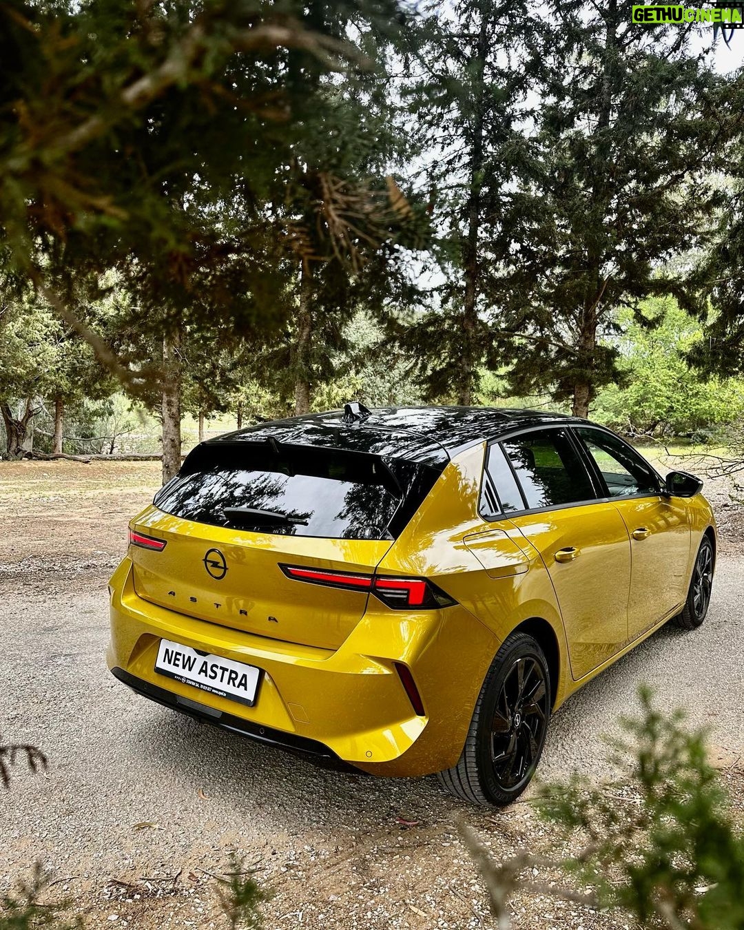 Sadri Skander Instagram - Après avoir fait son lancement, on a pu essayer aujourd’hui la toute nouvelle Astra ✨ Pour moi plus belle compact du marché, MAGNIFIQUE. Et très bon moteur de 130ch turbo. Prix: à partir de 107 900 DT full options, boite auto. @opel_tn . . #opel #opelastra #astra Tunisia