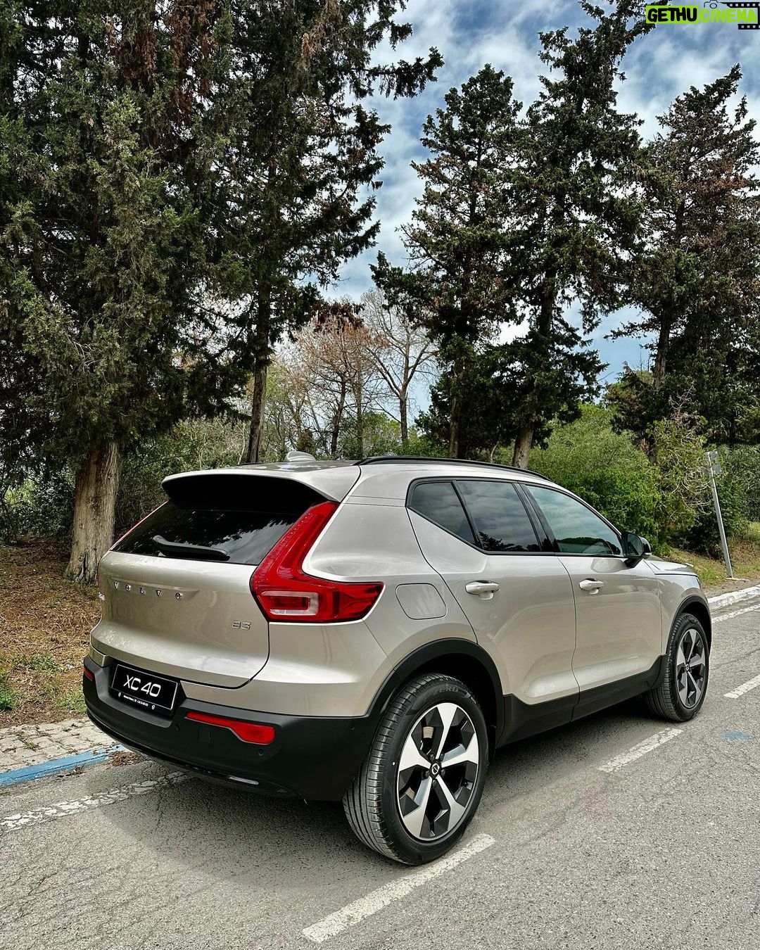 Sadri Skander Instagram - Pour le grand retour de Volvo en Tunisie on a choisi d’essayer celle qui a été élue voiture de l’année la :Volvo XC40 🇸🇪 B3 avec micro hybridation ♻️ Infos, prix en stories . . . . #volvo #volvoxc40 #xc40 Sidi Bou Said