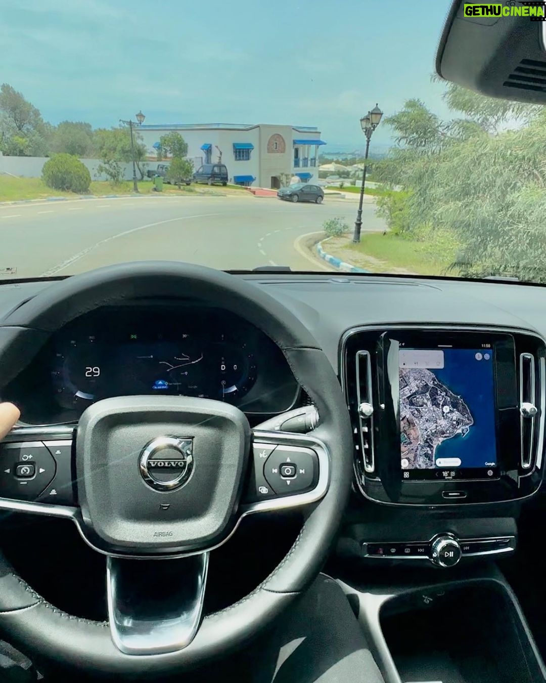 Sadri Skander Instagram - Pour le grand retour de Volvo en Tunisie on a choisi d’essayer celle qui a été élue voiture de l’année la :Volvo XC40 🇸🇪 B3 avec micro hybridation ♻️ Infos, prix en stories . . . . #volvo #volvoxc40 #xc40 Sidi Bou Said
