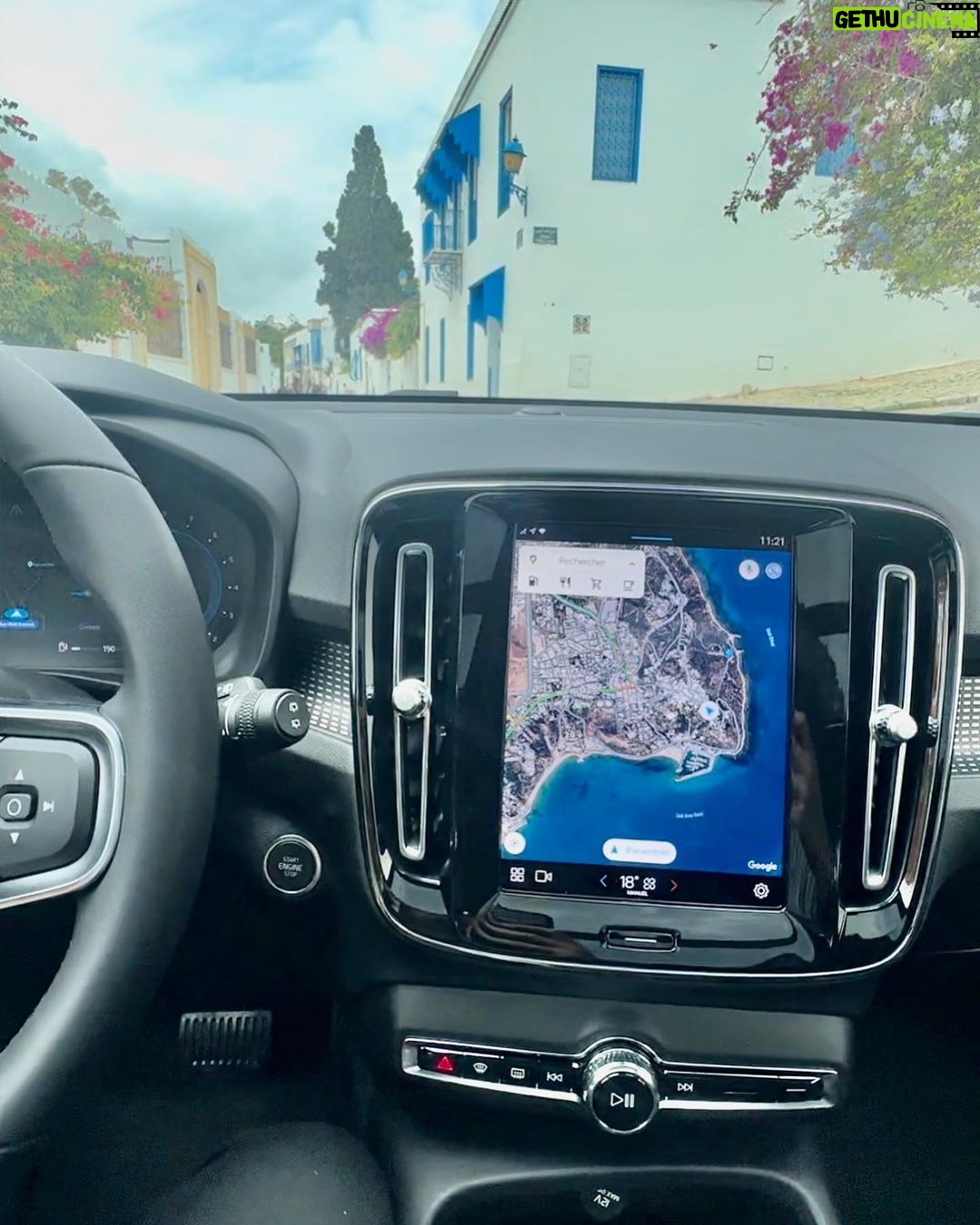 Sadri Skander Instagram - Pour le grand retour de Volvo en Tunisie on a choisi d’essayer celle qui a été élue voiture de l’année la :Volvo XC40 🇸🇪 B3 avec micro hybridation ♻️ Infos, prix en stories . . . . #volvo #volvoxc40 #xc40 Sidi Bou Said