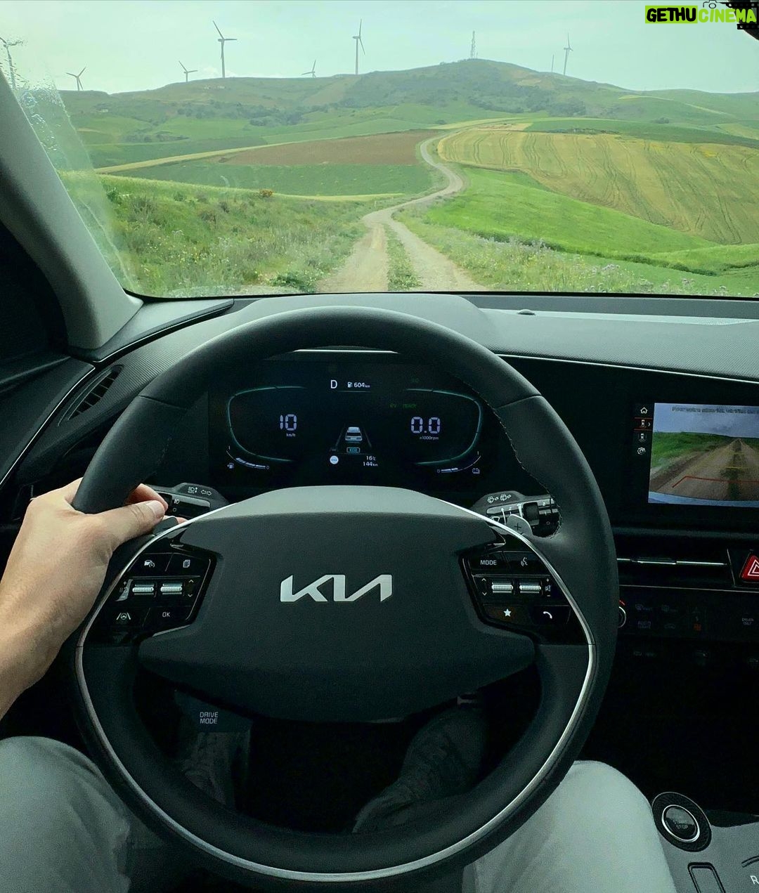 Sadri Skander Instagram - Une hybride de plus sur le marché 🇹🇳♻️ Je vous présente la nouvelle Kia Niro, belle, économique et propre. Prix : à partir de 139 980 DT, autonomie, détails en stories Tunisia