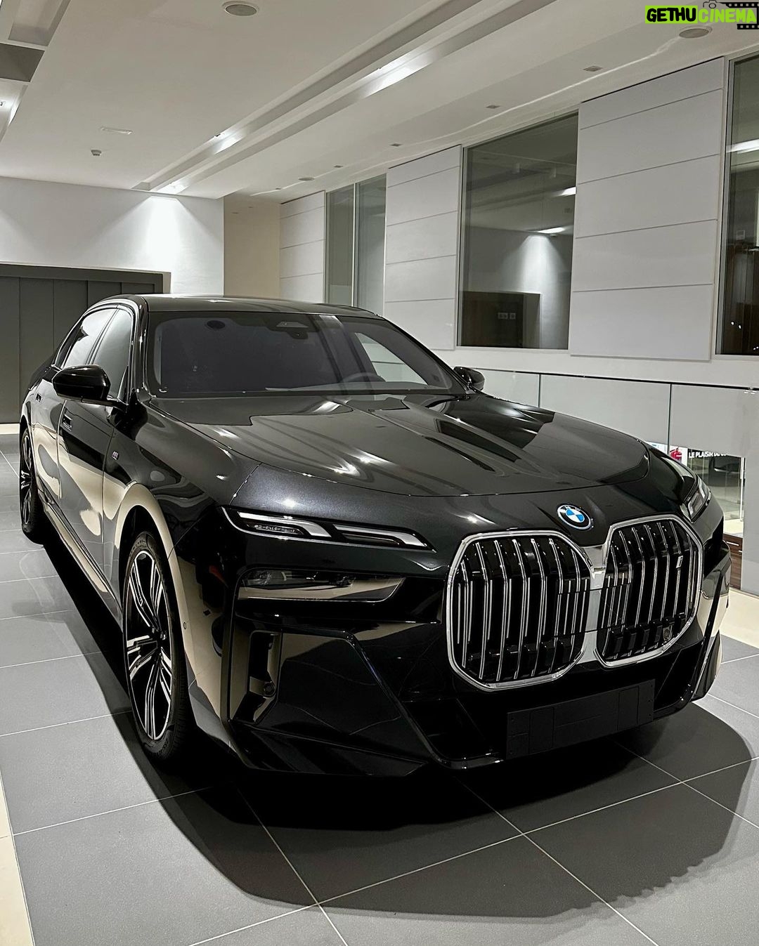 Sadri Skander Instagram - عيد مبارك كل عام و أنتم بخير avec la Nouvelle BMW Serie 7 arrivée aujourd’hui en Tunisie 🇹🇳. En 2 versions, essence 740i et i7 60, 100% électrique ⚡️ Exceptionnelles de l’extérieur et de l’intérieur. Détails et prix en stories. Merci @bmw.tunisia Tunisia