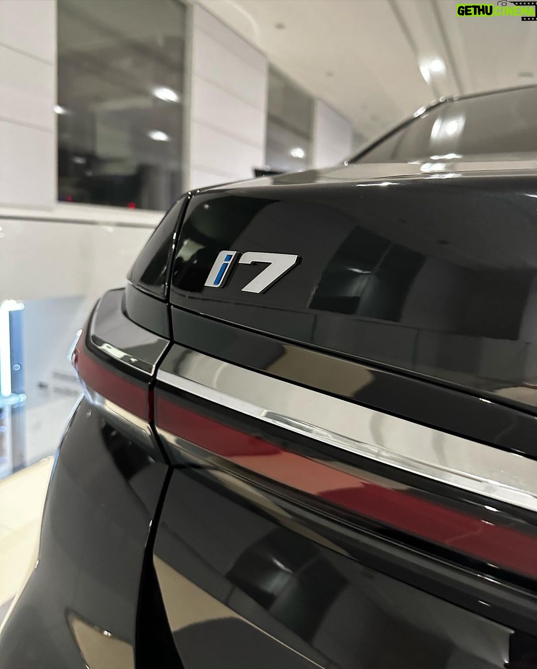 Sadri Skander Instagram - عيد مبارك كل عام و أنتم بخير avec la Nouvelle BMW Serie 7 arrivée aujourd’hui en Tunisie 🇹🇳. En 2 versions, essence 740i et i7 60, 100% électrique ⚡️ Exceptionnelles de l’extérieur et de l’intérieur. Détails et prix en stories. Merci @bmw.tunisia Tunisia