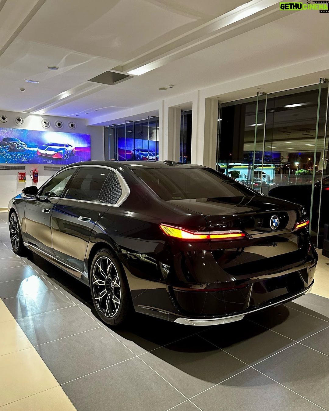 Sadri Skander Instagram - عيد مبارك كل عام و أنتم بخير avec la Nouvelle BMW Serie 7 arrivée aujourd’hui en Tunisie 🇹🇳. En 2 versions, essence 740i et i7 60, 100% électrique ⚡️ Exceptionnelles de l’extérieur et de l’intérieur. Détails et prix en stories. Merci @bmw.tunisia Tunisia