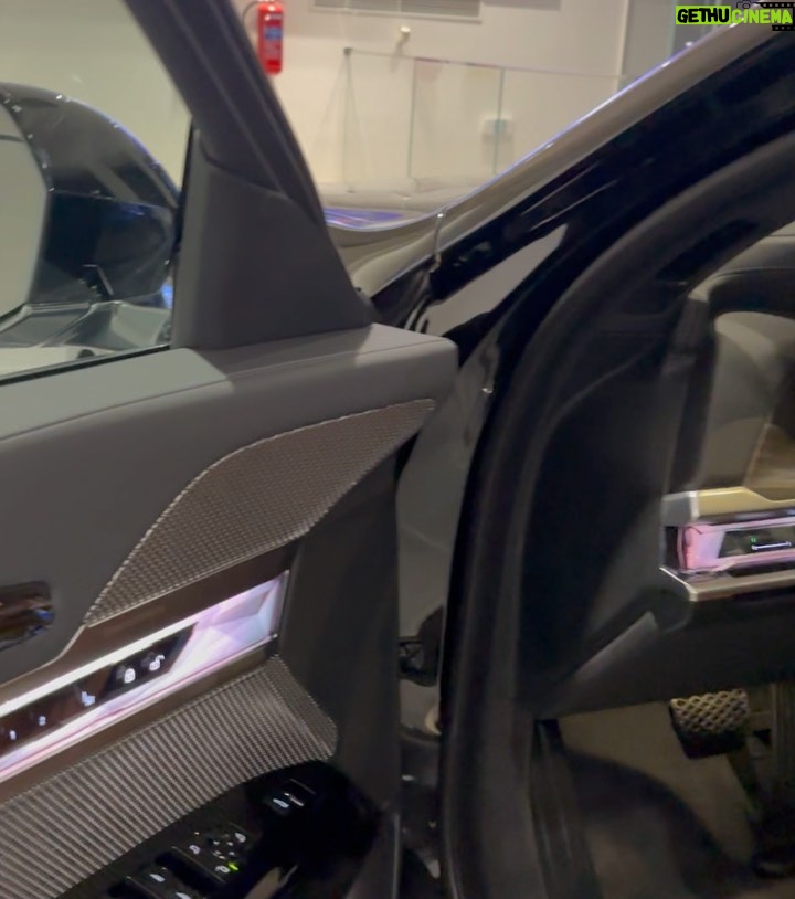 Sadri Skander Instagram - عيد مبارك كل عام و أنتم بخير avec la Nouvelle BMW Serie 7 arrivée aujourd’hui en Tunisie 🇹🇳. En 2 versions, essence 740i et i7 60, 100% électrique ⚡️ Exceptionnelles de l’extérieur et de l’intérieur. Détails et prix en stories. Merci @bmw.tunisia Tunisia