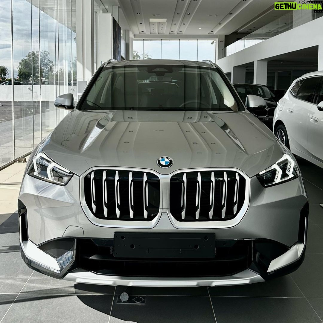 Sadri Skander Instagram - Revolution de style pour le nouveau X1, a peine lancé en Europe et déjà chez @bmw.tunisia un sérieux concurrent au Q3 et GLA, look futuriste comme son intérieur inspiré du iX, je suis fan ! . 💰À partir de 174 000 DT . . . . . . #bmw #bmwx1 #x1 Tunisia