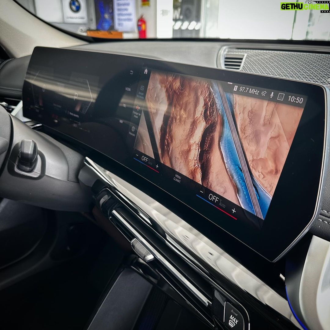 Sadri Skander Instagram - Revolution de style pour le nouveau X1, a peine lancé en Europe et déjà chez @bmw.tunisia un sérieux concurrent au Q3 et GLA, look futuriste comme son intérieur inspiré du iX, je suis fan ! . 💰À partir de 174 000 DT . . . . . . #bmw #bmwx1 #x1 Tunisia
