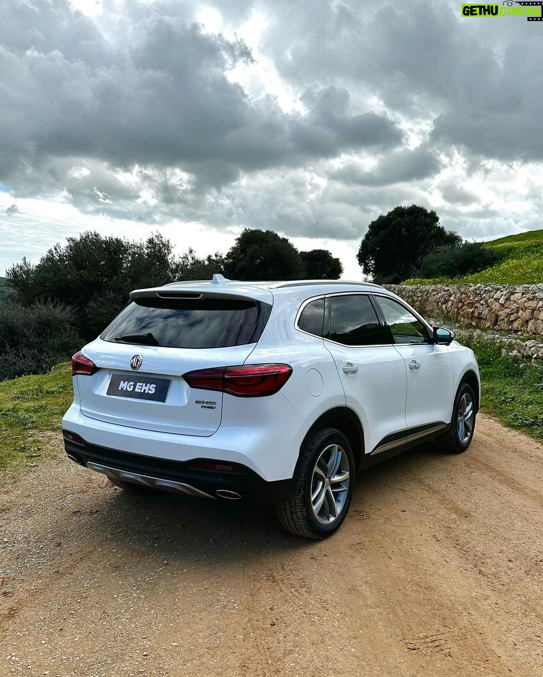 Sadri Skander Instagram - La 1ère Hybride rechargeable de chez MG, l’EHS PHEV, une des premières en Tunisie 🇹🇳 2 moteurs, 1 essence 162ch ⛽️+ 1 électrique 122ch⚡️ Les sièges 🔥 @mgmotors.tn . 💰Prix : 153 800 DT . . #mg #mghs #mghsphev Tunisia