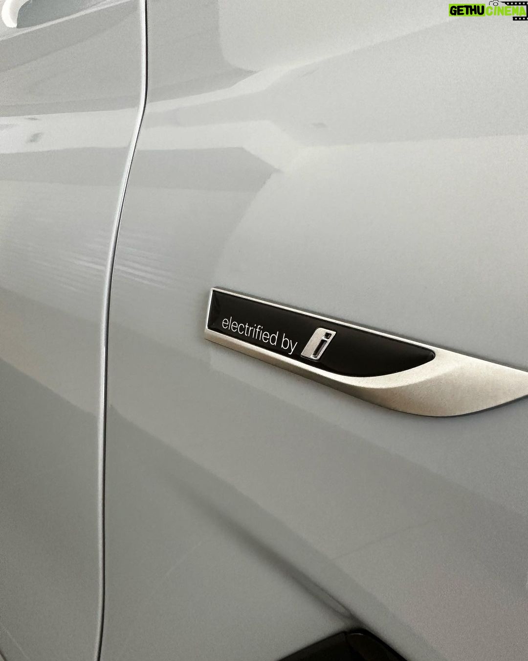 Sadri Skander Instagram - Nouveau X3 30e, 1er modele hybride rechargeable @bmw.tunisia, une trape de chaque côté, une pour l’électrique, une pour l’essence ⚡️⛽️ Full M, 2 moteurs, 292ch ! Possibilité de rouler en 100% électrique ⚡️, 100% essence ⛽️ ou les 2 en même temps pour 200% de puissance ! . 💰À partir de : 324 900 DT . . #bmw #bmwm #bmwhybrid #bmwx3m #bmwx3 Tunisia