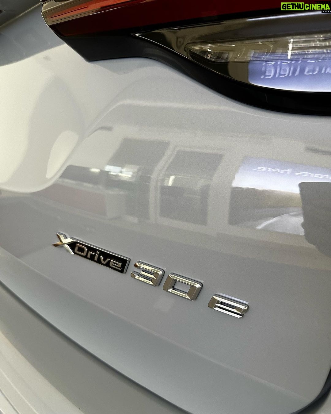 Sadri Skander Instagram - Nouveau X3 30e, 1er modele hybride rechargeable @bmw.tunisia, une trape de chaque côté, une pour l’électrique, une pour l’essence ⚡️⛽️ Full M, 2 moteurs, 292ch ! Possibilité de rouler en 100% électrique ⚡️, 100% essence ⛽️ ou les 2 en même temps pour 200% de puissance ! . 💰À partir de : 324 900 DT . . #bmw #bmwm #bmwhybrid #bmwx3m #bmwx3 Tunisia