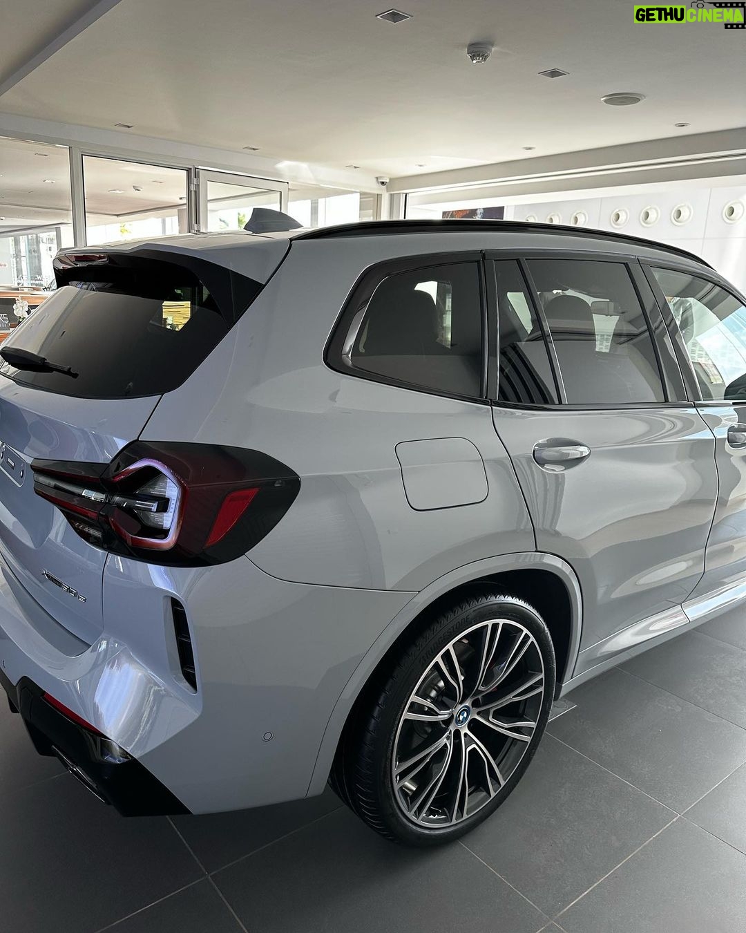 Sadri Skander Instagram - Nouveau X3 30e, 1er modele hybride rechargeable @bmw.tunisia, une trape de chaque côté, une pour l’électrique, une pour l’essence ⚡️⛽️ Full M, 2 moteurs, 292ch ! Possibilité de rouler en 100% électrique ⚡️, 100% essence ⛽️ ou les 2 en même temps pour 200% de puissance ! . 💰À partir de : 324 900 DT . . #bmw #bmwm #bmwhybrid #bmwx3m #bmwx3 Tunisia