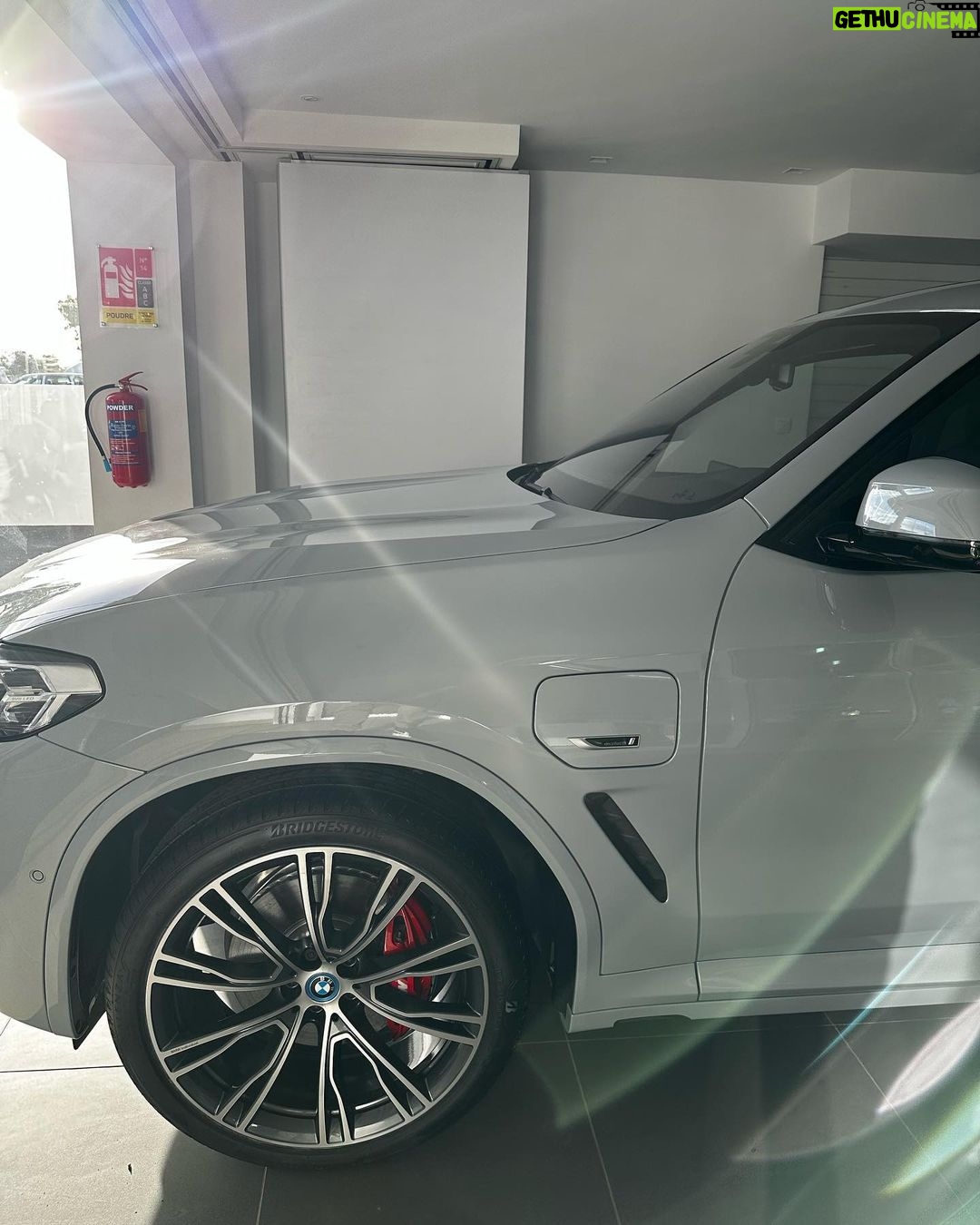 Sadri Skander Instagram - Nouveau X3 30e, 1er modele hybride rechargeable @bmw.tunisia, une trape de chaque côté, une pour l’électrique, une pour l’essence ⚡️⛽️ Full M, 2 moteurs, 292ch ! Possibilité de rouler en 100% électrique ⚡️, 100% essence ⛽️ ou les 2 en même temps pour 200% de puissance ! . 💰À partir de : 324 900 DT . . #bmw #bmwm #bmwhybrid #bmwx3m #bmwx3 Tunisia