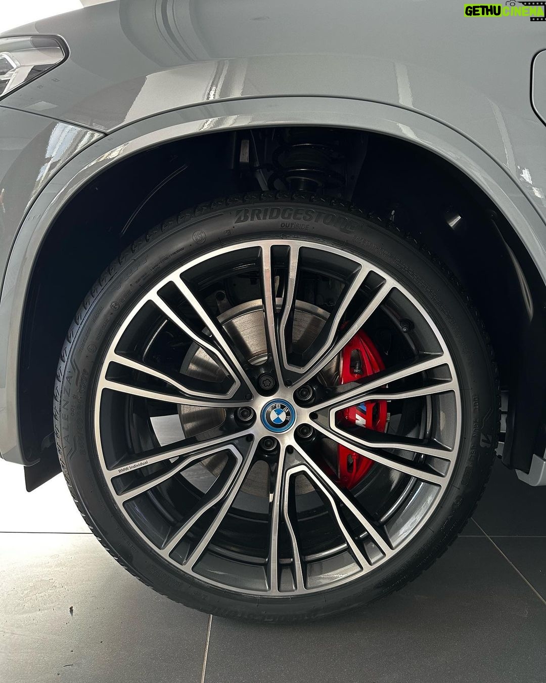 Sadri Skander Instagram - Nouveau X3 30e, 1er modele hybride rechargeable @bmw.tunisia, une trape de chaque côté, une pour l’électrique, une pour l’essence ⚡️⛽️ Full M, 2 moteurs, 292ch ! Possibilité de rouler en 100% électrique ⚡️, 100% essence ⛽️ ou les 2 en même temps pour 200% de puissance ! . 💰À partir de : 324 900 DT . . #bmw #bmwm #bmwhybrid #bmwx3m #bmwx3 Tunisia