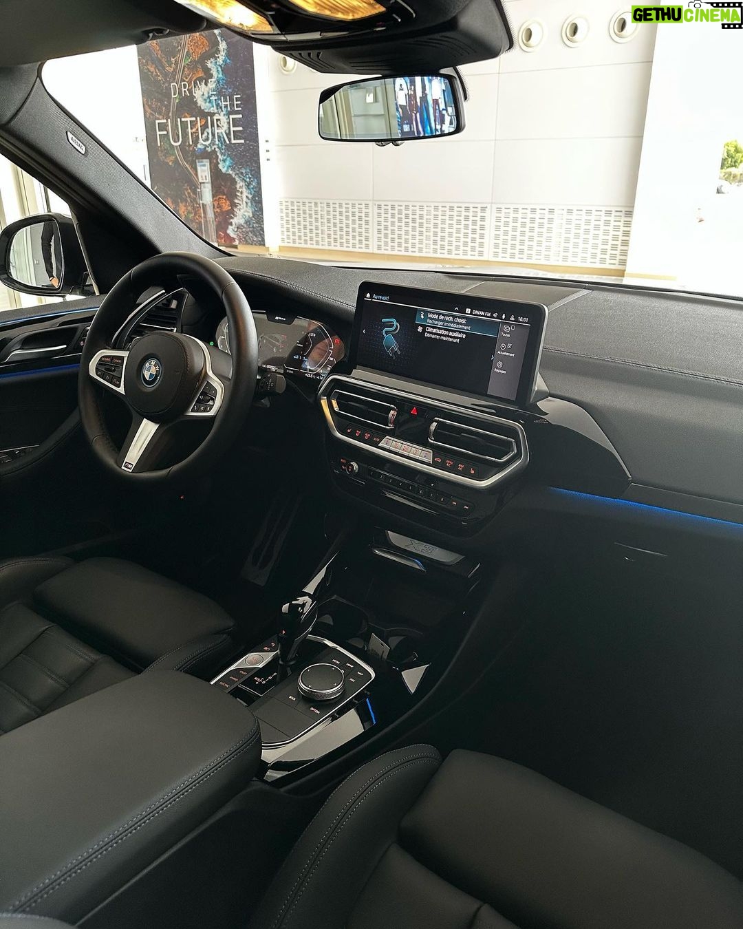 Sadri Skander Instagram - Nouveau X3 30e, 1er modele hybride rechargeable @bmw.tunisia, une trape de chaque côté, une pour l’électrique, une pour l’essence ⚡️⛽️ Full M, 2 moteurs, 292ch ! Possibilité de rouler en 100% électrique ⚡️, 100% essence ⛽️ ou les 2 en même temps pour 200% de puissance ! . 💰À partir de : 324 900 DT . . #bmw #bmwm #bmwhybrid #bmwx3m #bmwx3 Tunisia