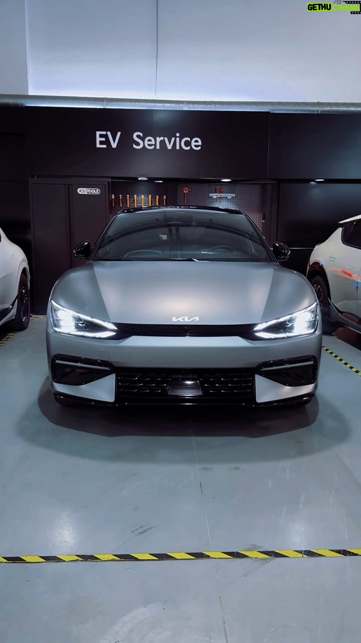 Sadri Skander Instagram - 🇹🇳 L’impressionnante EV6 GT Line est déjà chez @kia_tunisie… 100% ⚡️ À partir de 225 000 DT, plusieurs motorisations, finitions, 4x2 ou 4x4. Commercialisation prochaine. . #kia #ev6 #kiaev6 Tunisia