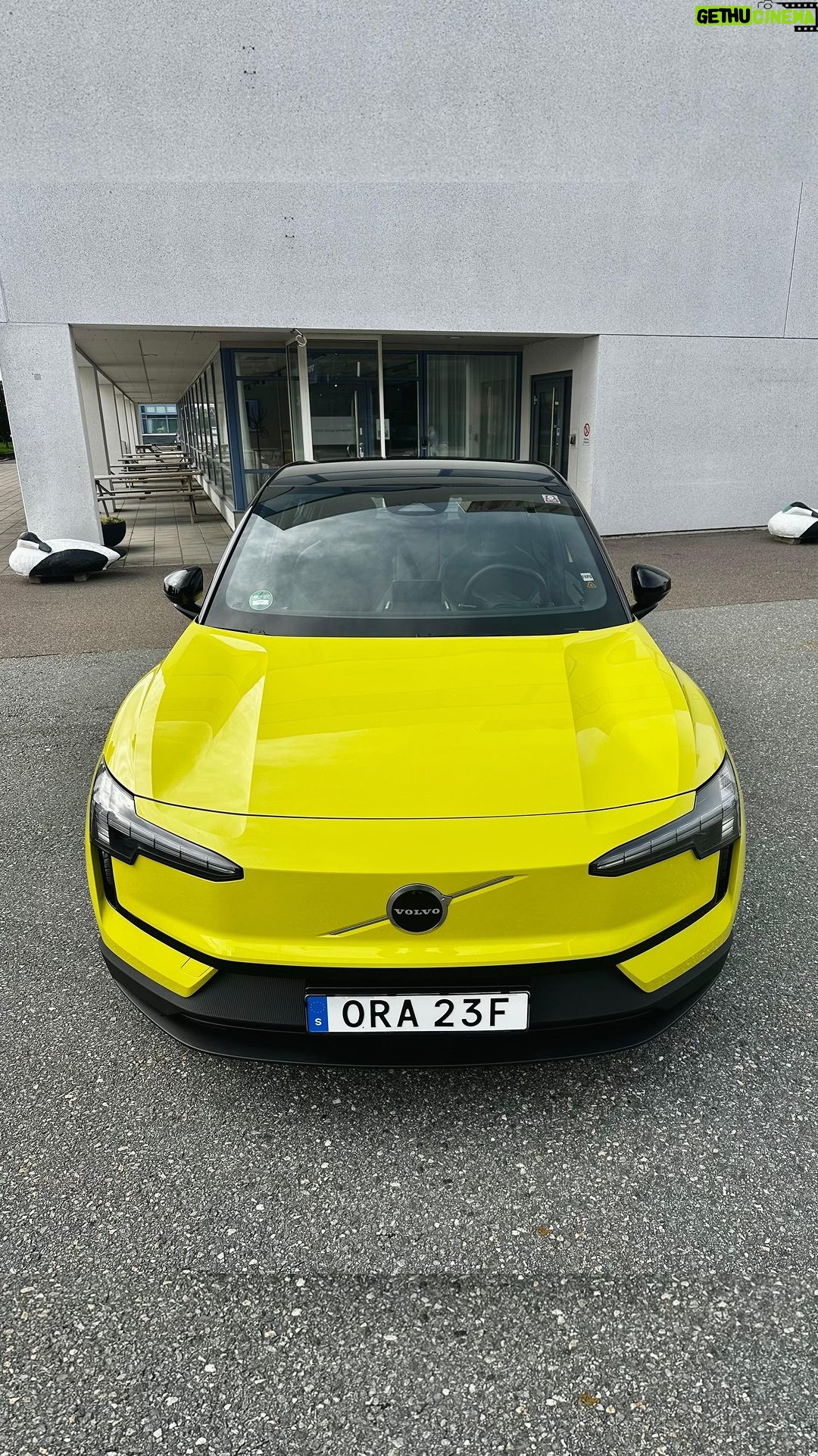 Sadri Skander Instagram - 🇹🇳 Plus rapide qu’une Ferrari et déjà disponible à la commande pour la Tunisie, en même temps que l’Europe ! . . #ex30 #volvo Gothenburg