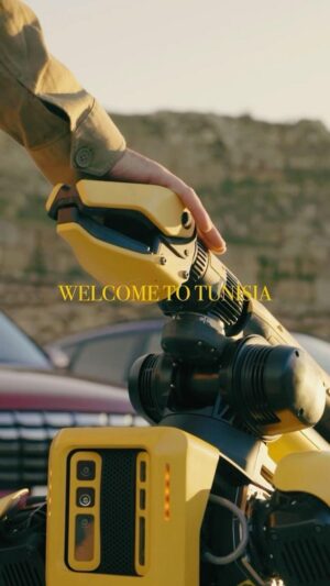 Sadri Skander Instagram - 🇹🇳 BEAUTIFUL TUNISIA 🇹🇳 Autour du robot chien SPOT de découvrir le pays, ce bijou de technologie by Hyundai parcours le monde actuellement, après donc Dubaï, le Japon, le Canada, Brésil, Afrique du Sud ou encore le Maroc, il a fait escale chez nous avant de poursuivre sa tournée mondiale. 

J’ai eu le privilège d’être sélectionné pour être en charge du projet avec mon équipe de production. Un grand merci à @hyundaitunisie et Mehdi Mahjoub CEO pour leur confiance. 
Je tiens à remercier aussi tout particulièrement @firas.alrahali pour son travail ainsi que @achref.khayat Bechir, Haythem, @malekazizaf @mariem__harbaoui, Mariem Kahlia, Mejdi pour leur support, Agence Impact et toute la team Hyundai.

Enjoy the video

#Tunisia #hyundai #spot