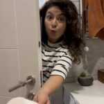 Safa Sarı Instagram - Eşim telefon ile konuşurken atomu bile parçalayabilir. Ben … 🥹 siz de durumlar nasıl ?