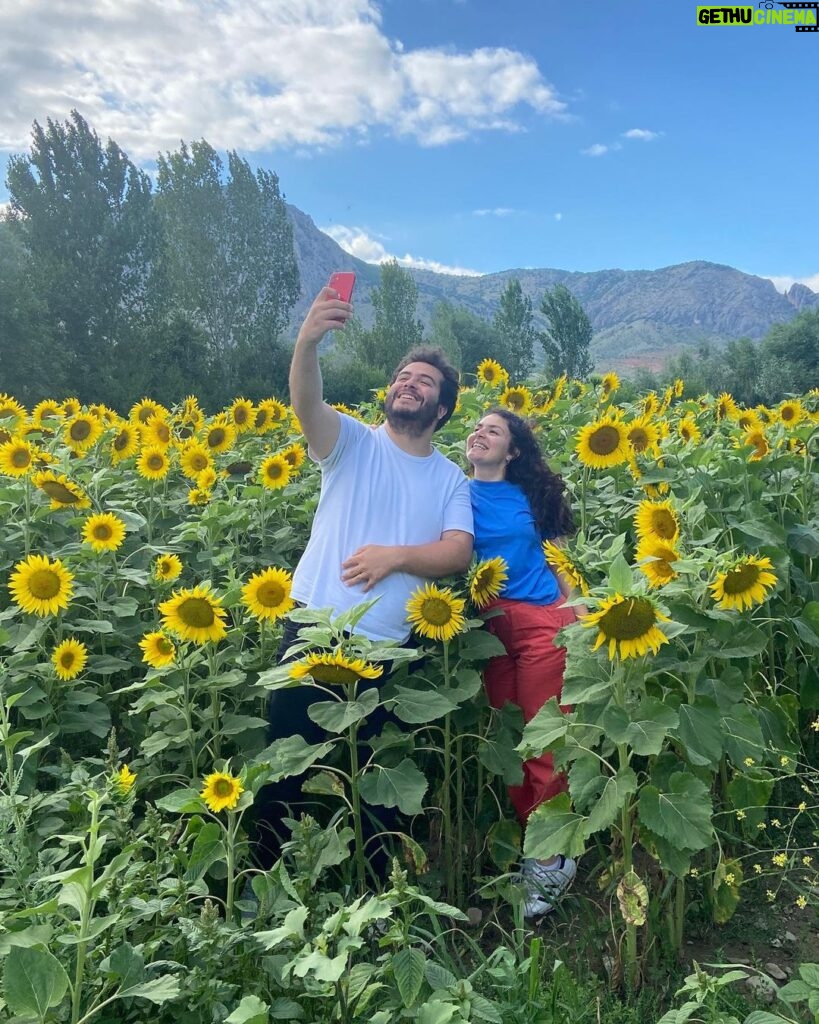 Safa Sarı Instagram - Çiçekler arasında, en güzel çiçekle 🥰 Şenyurt Kasabası