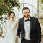 Safa Sarı Instagram - 🎈Hani diyor ya şarkıda : “nerde başladı bu hikaye de , ben böyle delirdim . Nasıl oldu da sevdim çok canımdan . Ben böyle değildim “ diye … Lise de başladı kendisi öğrenim hayatımın ve de bu hayatın bana kattığı en güzel şeydir . Hayatının en güzel çağını , benimle paylaştığın için sana çok teşekkür ederim canım sevgilim . ( ya da eşim 🥰 ) sana her baktığımda , yanında aldığım her nefeste içimde çiçekler açıyor . O yüzden yanımdan hiç ayrılma da bir çiçek bahçemiz olsun ,O bahçe orman olsun o ormanda çocuklar koştursun salıncaklara binip gönüllerince eğlensinler Seni seviyorum hayatım 🎈🥰
