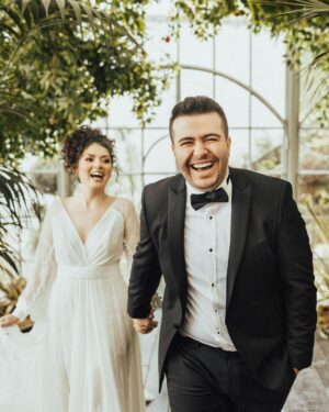 Safa Sarı Instagram - 🎈Hani diyor ya şarkıda : “nerde başladı bu hikaye de , ben böyle delirdim . Nasıl oldu da sevdim çok canımdan . Ben böyle değildim “ diye … Lise de başladı kendisi öğrenim hayatımın ve de bu hayatın bana kattığı en güzel şeydir . Hayatının en güzel çağını , benimle paylaştığın için sana çok teşekkür ederim canım sevgilim . ( ya da eşim 🥰 ) sana her baktığımda , yanında aldığım her nefeste içimde çiçekler açıyor . O yüzden yanımdan hiç ayrılma da bir çiçek bahçemiz olsun ,O bahçe orman olsun o ormanda çocuklar koştursun salıncaklara binip gönüllerince eğlensinler Seni seviyorum hayatım 🎈🥰