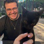 Safa Sarı Instagram - O kedi sever, ben onu kedi severken izlemeyi severim . Ama kedi sevmediği zamanlar da severim ( ben de kedi severim yanlış anlaşılmasın ama onu daha çok …) 🥰🎈
