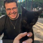 Safa Sarı Instagram – O kedi sever, ben onu kedi severken izlemeyi severim . Ama kedi sevmediği zamanlar da severim ( ben de kedi severim yanlış anlaşılmasın ama onu daha çok …) 🥰🎈