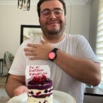 Safa Sarı Instagram – 29 olduk ama biliyorum ki 29 diye bir yaş yoktur ; 30 dur o .🎉🎊 not : pastayı sevgilim aldı . Yoksa deli miyim kendime “sevgilim “ diyim teşekkürler. 🥰