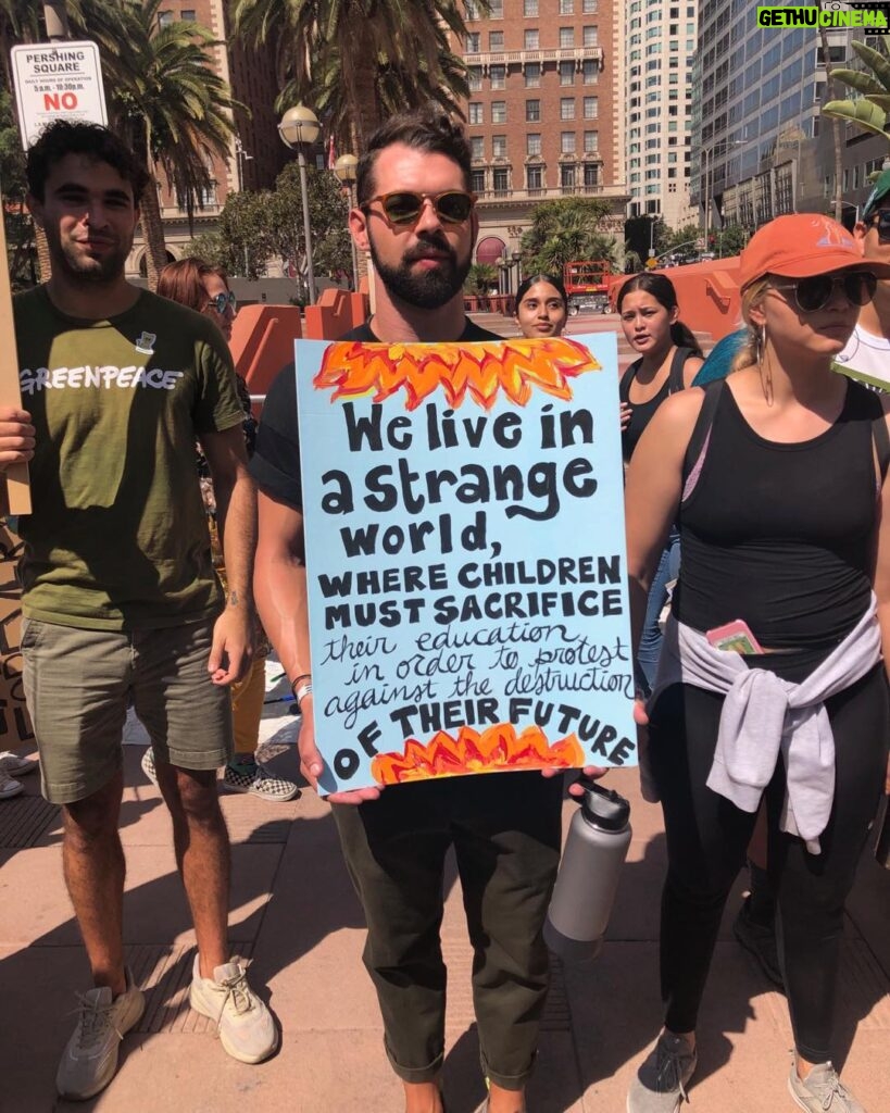 Saffron Burrows Instagram - I love a good banner. Climate march #dtla #ClimateStrike #FridaysforFuture @greenpeace @greenpeace_la @greenpeaceuk