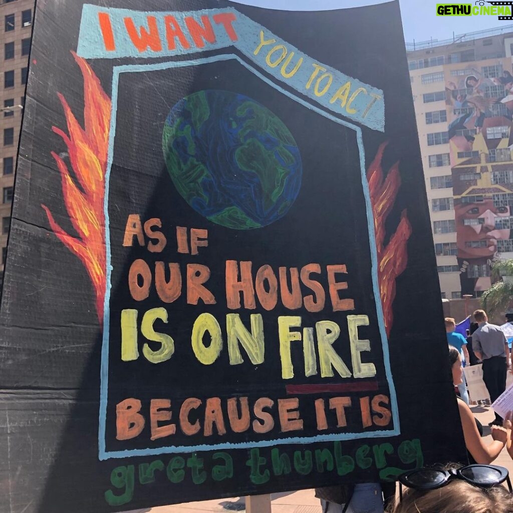Saffron Burrows Instagram - ...this beautiful banner #ClimateStrike #fridaysforfuture @greenpeace @greenpeace_la #greenpeace