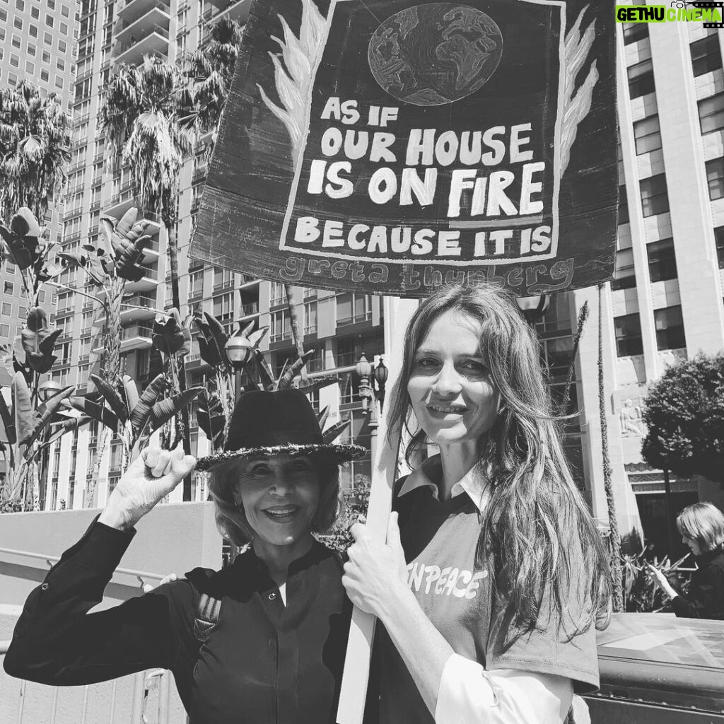 Saffron Burrows Instagram - marching today with this incredible woman downtown LA #ClimateStrike #fridaysforfuture @janefonda