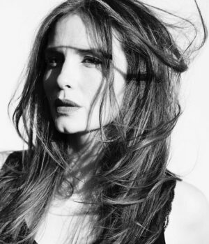 Saffron Burrows Instagram - I met Andrew at 15 in London, so brilliant seeing him last night. Thank you for the lovely words.  #repost from @andrewmacphersonofficial : “I just saw Saffron Burrows in Tom Dugan’s new one woman play, “Jackie Unveiled” at the Wallis Annenberg Theatre last night, and was blown away. It’s on for one more week, seriously, go see it!  The website for tickets is simply - http://thewallis.org”