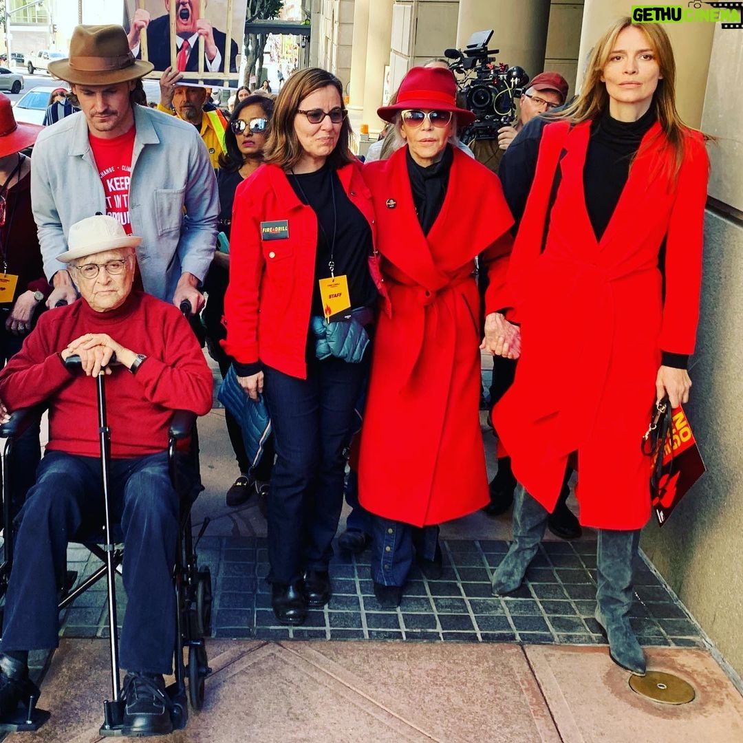 Saffron Burrows - 1.4K Likes - ... heading towards the civil disobedience location @thenormanlear @annie_leonard @janefonda @firedrillfriday @greenpeace_la @greenpeaceusa #firedrillfriday #nomoredrilling