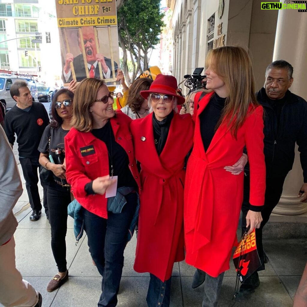 Saffron Burrows Instagram - ... The first ever California #firedrillfriday with the brilliant @annie_leonard and my extraordinary friend and ally @janefonda who has altered my life in profound ways since the day I met her. So proud and glad to be part of this protest. @greenpeace_la @greenpeaceusa @firedrillfriday