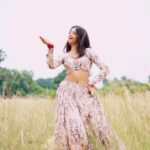 Sahana Sarvesh Instagram - 🕊🕊 Love the rendition! @sanah_moidutty Super graceful choreo! @swe_tha_m Shot by @frames_arw Edit @sudeephm Outfit @rigowdesigns #dancereels #dance #dancers #tamil #tamilcinema #kollywoodcinema #arrahman #kollywoodactress #tamilmusic