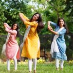 Sahana Sarvesh Instagram - It’s Thalaivar season 🥰 Recreate this super easy wedding choreo and tag us! Dancing w my girls @khushimehra.25 @dia.a.shah #rajini #rajinikanth #tamilsong #tamilreels #tamildance #weddingdance #weddingphotography #weddingchoreography #kollywood #kollywoodcinema