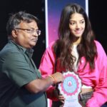 Sahana Sarvesh Instagram - Not me asking the principal of @dgvaishnav_college @vfest.vie to dance with me on stage and then giggling. Please don’t ask me to speak on stage, I’ll blabber :) Thank you for having me @dgvaishnav_college , Tarun for organising this! Absolutely loved being there ♥️ DG Vaishnav College