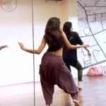 Sahana Sarvesh Instagram - What dancing w a bad hair day looks like 😏 You need more skill to manage your hair than to dance. Only humans with long hair will understand the pain 🥲 Regular classes with me every Sunday! DM for more details :) @norafatehi @sidmalhotra #bollywood #dancechoreography #dancer #norafatehi #siddarthmalhotra #dance #indiandance #chennaimemes #dancechallenge #choreography #danceclass #dancers