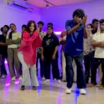 Sahana Sarvesh Instagram - Messed up here and there cause I was 45 mins late to class 😩 but what a beautiful choreography @rohith_bfab ♥️ @theunitedgroovesdance @arrahman #dance #ennavale #arrahman #dancechallenge #dancevideo #danceclass #dancelife #choreography #tamilcinema #2000s